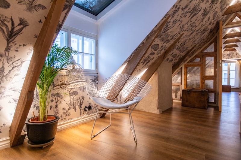 Tapezierarbeiten — präzise Tapetenmuster