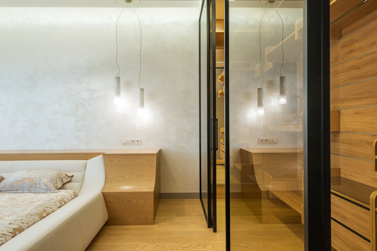 Luxuriöses Holz-Interior mit Stimmungslicht